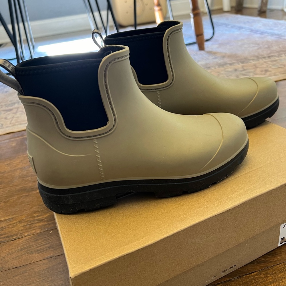 UGG droplet rain boot